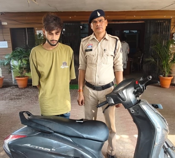 पीछे से आए स्कूटी सवारों ने झपटा मोबाइल, एक आरोपी गिरफ्तार! टिकरापारा पुलिस की कार्रवाई, दूसरा आरोपी फरार—तलाश जारी