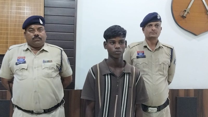 बिरयानी खाने की चाह बनी खौफनाक वारदात की वजह! ₹700 के लिए सो रहे युवक पर चाकू से ताबड़तोड़ वार, रायगढ़ में सनसनी—24 घंटे में हत्या का खुलासा, 4 नाबालिग समेत 5 आरोपी पुलिस की गिरफ्त में