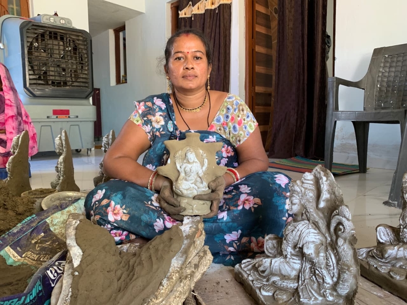 महतारी वंदन की ₹1,000 की मदद से बदली माधुरी की दिवाली, अब अपने हाथों से गढ़ रही मिट्टी के दीये! कभी छोटी जरूरतों के लिए रहना पड़ता था निर्भर, आज चेहरे पर आत्मनिर्भरता की मुस्कान
