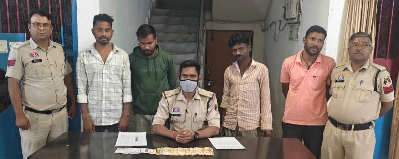 हिर्रि माइंस के पास चल रहा था जुए का फड़, चकरभाठा पुलिस की अचानक रेड से मचा हड़कंप! 4 जुआरी पकड़ाए, नकदी और ताश की गड्डी जब्त