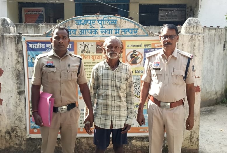 जमीन बंटवारे का विवाद बना खूनी दुश्मनी की वजह! घर के आंगन में भतीजे की लाश, पास बैठा था फूफा… कुल्हाड़ी से वार कर संतोष प्रधान की हत्या, तपकरा पुलिस ने आरोपी को गिरफ्तार कर भेजा जेल