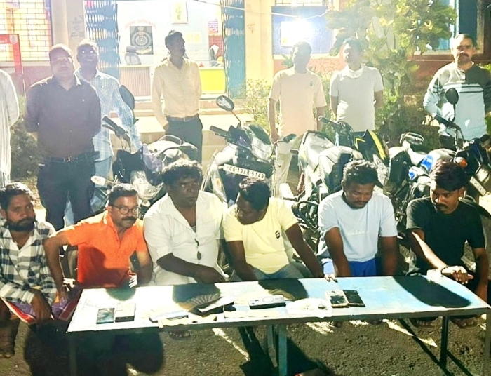 दर्रीडीह-खलबोरा के जंगल में चल रहा था जुए का खेल, पुलिस ने घेरकर पकड़े 6 आरोपी! नकदी, 7 मोबाइल और 4 बाइक जब्त