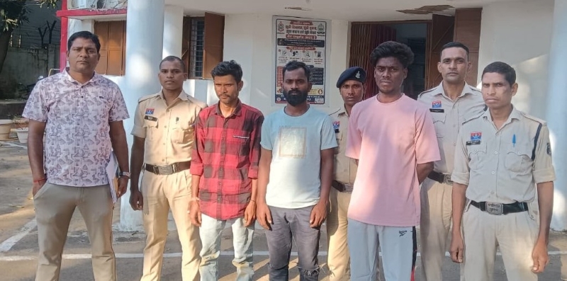 जुआ खेलने बैठे 3 लोगों पर पुलिस का शिकंजा, नकदी के साथ 2 मोबाइल और 2 बाइक भी जब्त; नारायणपुर के बागडोंगरी जंगल में दबिश से खुला मामला