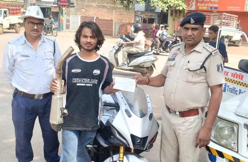 R1 बाइक में मॉडिफाइड साइलेंसर लगाना पड़ा महंगा, अवन्ति बाई चौक पर पुलिस की कार्रवाई; 5 हजार का चालान काट साइलेंसर निकलवाया, अब दूसरे वाहन चालकों पर भी नजर