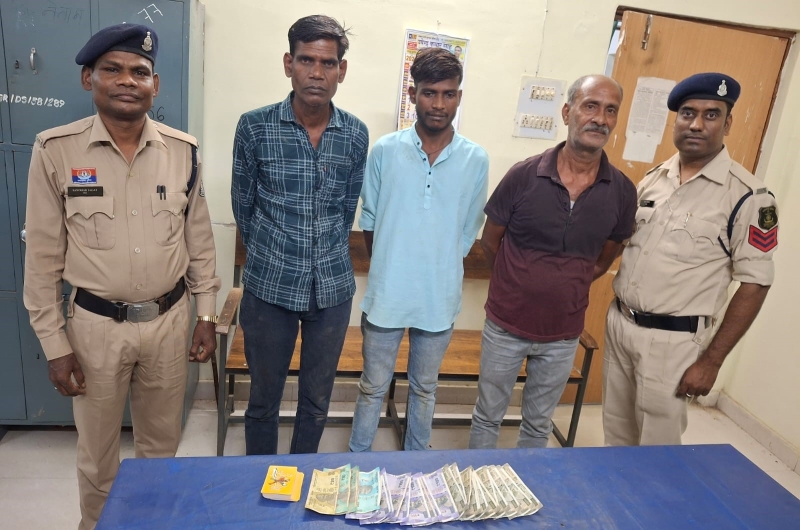 बावन परी के खेल पर पुलिस की दबिश, कई जुआरी भागे तो 3 चढ़े हत्थे! मौके से ₹7,220 नकद और ताश की गड्डी बरामद
