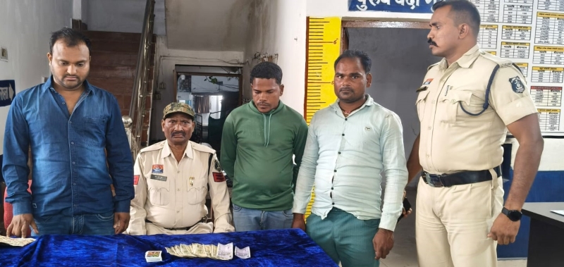 बुडगहन जंगल में चल रहा था जुए का खेल, बलौदा पुलिस ने घेराबंदी कर 3 को दबोचा! ₹10,300 नकद और ताश की गड्डी जब्त