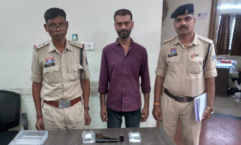 रायपुर प्रेस क्लब में सरेआम हवाई फायरिंग से मचा हड़कंप! शिकायत के चंद घंटों में आरोपी पलाश तिवारी गिरफ्तार, पिस्तौल और दो जिंदा कारतूस बरामद