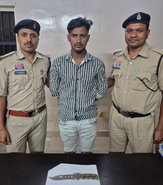 भनपुरी के गार्डन के पास चाकू लहराकर लोगों को डरा रहा था युवक, अचानक पहुंची खमतराई पुलिस! 11.5 इंच का धारदार चाकू बरामद, आरोपी जेल भेजा गया