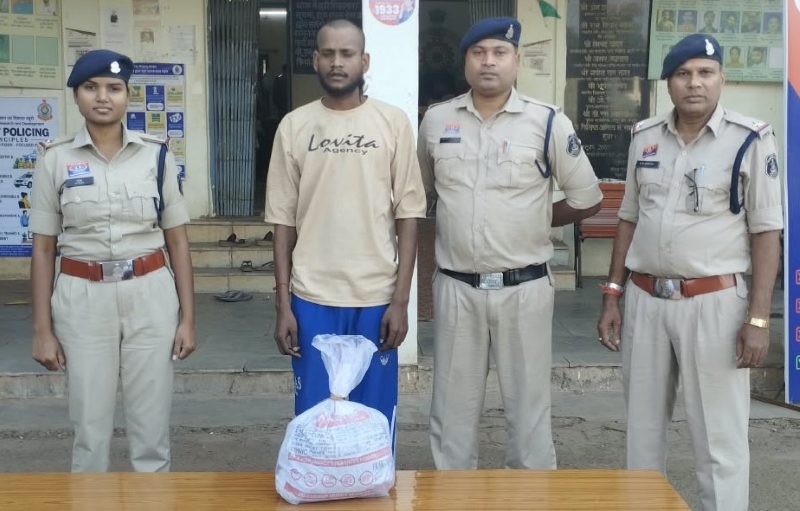 गांजा बिक्री के कारोबार पर दुर्ग पुलिस का शिकंजा, 25 वर्षीय युवक गिरफ्तार! मुखबिर की सूचना पर हुई कार्रवाई में 1.520 किलो गांजा बरामद, न्यायिक रिमांड पर भेजा गया आरोपी।