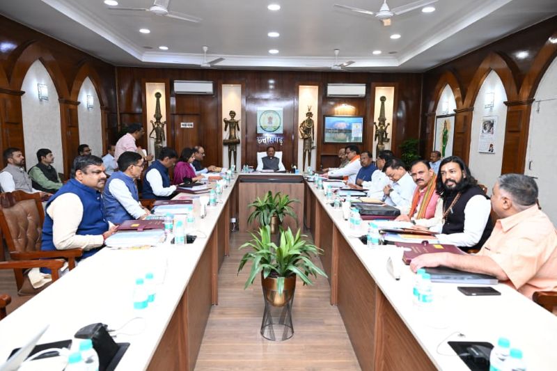 छत्तीसगढ़ में बड़े फैसलों की बौछार! धान खरीदी से कैशलेस इलाज तक, 500 करोड़ के पर्यटन मिशन और 8,000 करोड़ की रेल परियोजना को हरी झंडी; जानिए साय कैबिनेट के 19 अहम निर्णय।