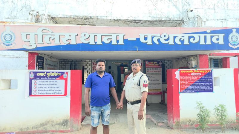 लोन के नाम पर ठगी का जाल! पहले ₹1.93 लाख की वसूली, फिर फरार हुए आरोपी; भिलाई से एक गिरफ्तार, अब पुलिस के निशाने पर कौन हैं बाकी दो?