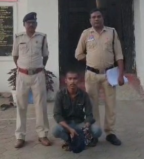 युवक-युवती से मारपीट कर मोबाइल और नकदी लूटने वाले गिरोह का चौथा आरोपी भी पकड़ा गया! रायगढ़ कोतवाली पुलिस ने फरार आरोपी को दबोचा, लूट का मोबाइल बरामद कर न्यायिक रिमांड पर भेजा।