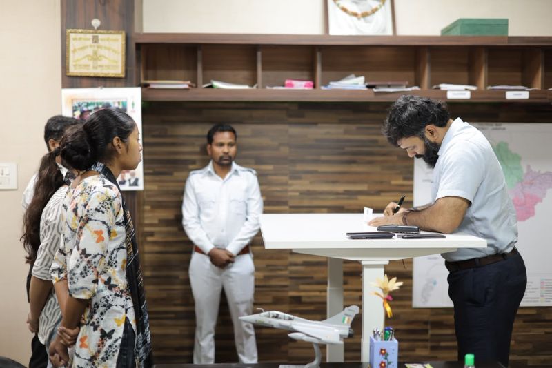 43 आवेदन, कई समस्याएं और समाधान की उम्मीद! जनदर्शन में कलेक्टर रोहित व्यास ने सुनीं शिकायतें, अब अधिकारियों की जवाबदेही पर नजर।