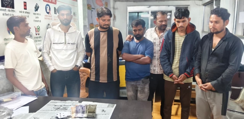 जुए के फड़ पर पुलिस की दबिश, 52 पत्ती ताश के साथ 7 लोग पकड़ाए; मौके से नकदी और अन्य सामग्री बरामद, अवैध गतिविधियों पर पुलिस की सख्ती जारी