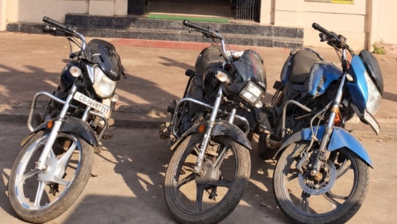 नाबालिगों का बाइक चोर गिरोह बेनकाब! 5 बालक शामिल, दो शहरों से चोरी की मोटरसाइकिलें बरामद; तीसरी बाइक से जुड़ा वारदात का कनेक्शन भी आया सामने