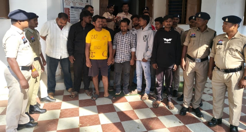 स्ट्रीट लाइट की रोशनी से लेकर बांसशिल्प के बरामदे तक चल रहा था जुए का खेल! नारायणपुर पुलिस की दो बड़ी कार्रवाइयों में 12 आरोपी पकड़े गए, 11 मोबाइल और 4 दोपहिया वाहन सहित लाखों की संपत्ति जब्त