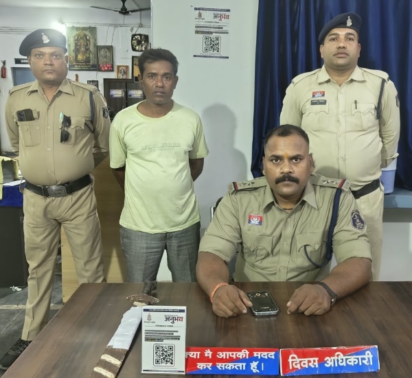 सरेराह तलवारनुमा हथियार लेकर निकला युवक, दस्तावेज मांगे तो नहीं दे सका जवाब! चांपा पुलिस ने मौके पर पकड़ा, आर्म्स एक्ट के तहत कार्रवाई कर न्यायिक रिमांड पर भेजा