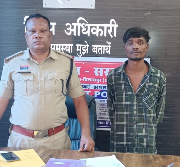 बिलासपुर के सूर्या चौक पर चाकू लहराकर दहशत फैलाने का आरोप! सरकण्डा पुलिस ने घेराबंदी कर युवक और विधि से संघर्षरत बालक को पकड़ा, 9.5 इंच का धारदार चाकू बरामद।