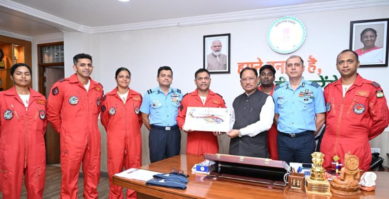 मुख्यमंत्री विष्णु देव साय की मौजूदगी में नहीं, बल्कि उनके खास संदेश के साथ आसमान में दिखेगा वायु सेना का अद्भुत शौर्य! सारंग टीम से मुलाकात के बाद CM ने बताया एयर शो का महत्व, 2 नवंबर को नवा रायपुर में 5 ‘ध्रुव’ हेलीकॉप्टर दिखाएंगे हैरतअंगेज करतब; दो महिला पायलट भी होंगी टीम का हिस्सा