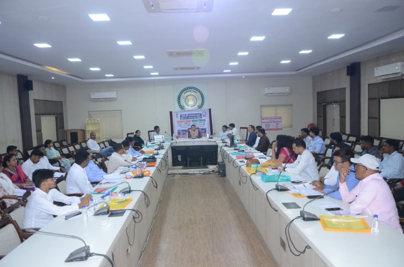 अब मोबाइल से होगी देश की आबादी की गिनती! जनगणना 2027 में पहली बार डिजिटल तकनीक का इस्तेमाल, रायपुर में अधिकारियों को दिया जा रहा विशेष प्रशिक्षण—जानिए कैसे दर्ज होंगे परिवारों के आंकड़े