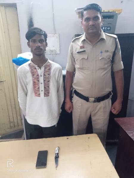 चाकू दिखाकर लूट, वारदात के बाद फरार हुए चारों! पंडरी पुलिस ने एक आरोपी को किया गिरफ्तार, 3 विधि से संघर्षरत बालक अभिरक्षा में; लूटा गया मोबाइल बरामद
