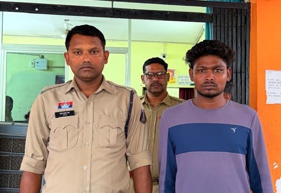 कबीर चौक सब्जी बाजार के पास चाकू लेकर घूम रहा था युवक, पुलिस को देखकर भागने लगा! रामनगर पुलिस ने घेराबंदी कर दबोचा, बटनदार धारदार चाकू बरामद