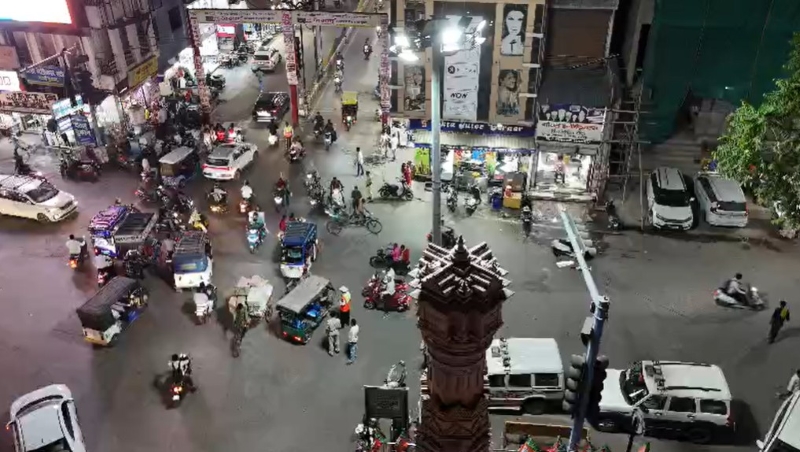 धनतेरस से छठ तक रायपुर की सड़कों पर हाई-टेक पहरा, जाम दिखते ही अलर्ट होगी ग्राउंड टीम और QRT! बाजारों में ड्रोन से निगरानी, बेतरतीब पार्किंग पर होगी कार्रवाई