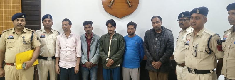 राशन दुकानों में चोरी करने वाले गिरोह को पकड़ने पुलिस ने बिछाया GPS का जाल! शक्कर की बोरी में छिपाया ट्रैकर, पत्थलगांव तक पीछा कर 5 आरोपी गिरफ्तार, ₹38.60 लाख की संपत्ति जब्त