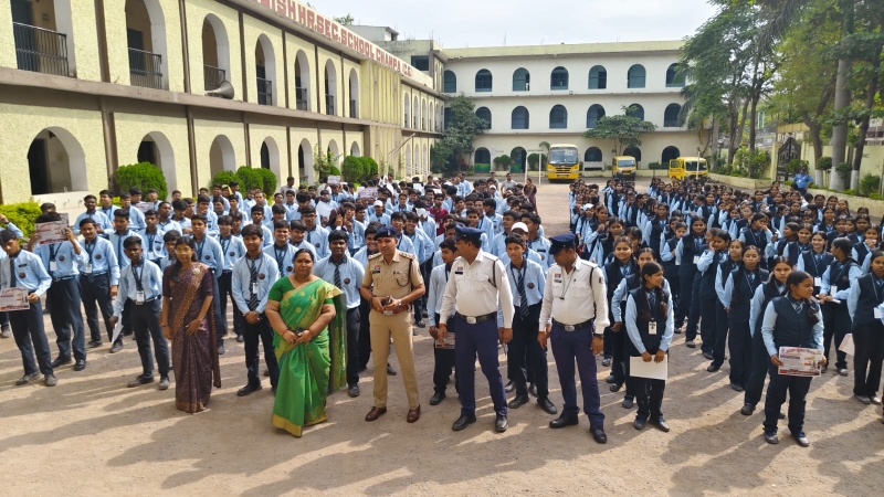 स्कूल में पुलिस की पाठशाला! जांजगीर-चांपा के लायंस स्कूल में छात्रों को सिखाए गए यातायात के नियम, साइबर ठगी से बचने के तरीके और राहवीर योजना के फायदे