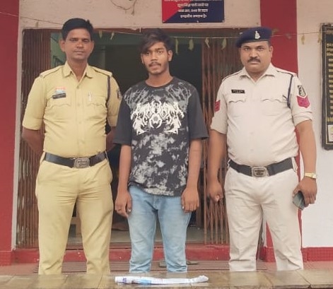 हाथ में नंगी छुरी लेकर सड़क पर लहरा रहा था हथियार, आने-जाने वालों को दे रहा था धमकी! मुखबिर की सूचना पर मुलमुला पुलिस का छापा, आरोपी गिरफ्तार कर न्यायिक रिमांड पर भेजा