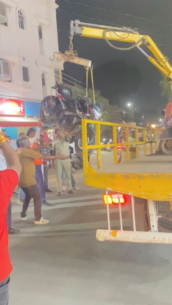 सड़क पर अतिक्रमण किया या नो-पार्किंग में गाड़ी खड़ी की तो होगी कार्रवाई! दुर्ग-भिलाई के बाजारों में संयुक्त टीम की दबिश, 202 वाहनों पर कार्रवाई कर हटाए गए यातायात में बाधा बन रहे अतिक्रमण