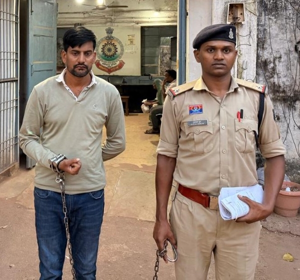 पावर हाउस के खंडहर के पास चल रहा था प्रतिबंधित कैप्सूल बेचने का खेल! मुखबिर की सूचना पर छावनी पुलिस और ACCU की रेड, 96 कैप्सूल के साथ आरोपी गिरफ्तार, ₹59,400 की सामग्री जब्त
