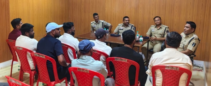 नारायणपुर में ट्रक चालकों के लिए नए निर्देश, इन गलतियों पर होगी सख्ती! सड़क किनारे पार्किंग से लेकर नशे में ड्राइविंग तक पुलिस ने दी चेतावनी, नियम तोड़े तो खैर नहीं