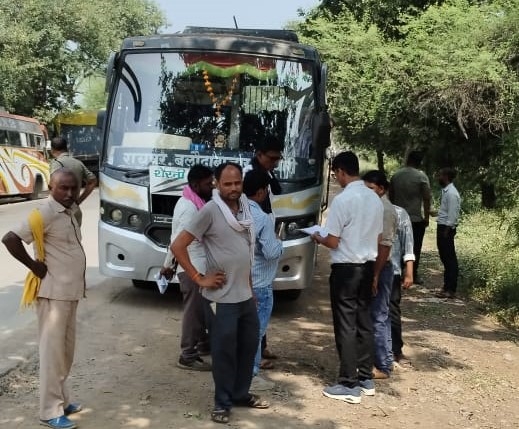 आपकी बस में सुरक्षा के इंतजाम पूरे हैं या नहीं? बलौदाबाजार में परिवहन विभाग की जांच से मचा हड़कंप, 2 बसें जब्त, 30 पर चालानी कार्रवाई और नियमों में कमी पर नोटिस