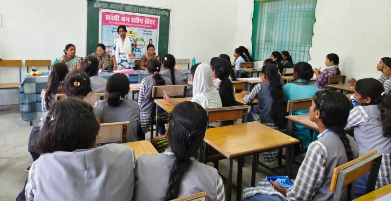 दहेज प्रताड़ना से महिला अधिकारों तक, छात्राओं को बताए सुरक्षा के कानूनी रास्ते! सारंगढ़ के महिला महाविद्यालय में सखी वन स्टॉप सेंटर का जागरूकता शिविर, संकट में मदद के लिए 181 हेल्पलाइन की दी जानकारी