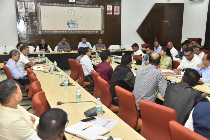चक्रवात और मूसलाधार बारिश की चेतावनी से बस्तर में अलर्ट, छुट्टियां रद्द और राहत की तैयारी तेज! जीरो कैजुअल्टी के लक्ष्य के साथ प्रशासन सक्रिय, संवेदनशील इलाकों से लोगों को सुरक्षित स्थानों पर पहुंचाने की रणनीति तैयार