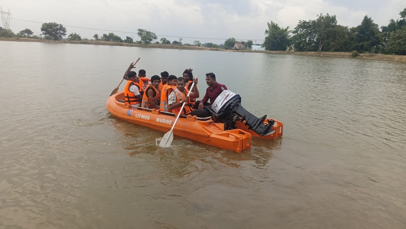 बाढ़ आई तो बचाव के लिए तैयार रहेगी प्रशिक्षित टीम, 57 जल मित्र सीख रहे जिंदगी बचाने के गुर! बिलासपुर में मोटर बोट संचालन, लाइफ जैकेट के इस्तेमाल और डूबते लोगों को सुरक्षित निकालने का विशेष प्रशिक्षण