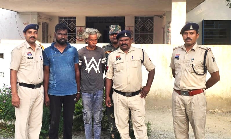 नेशनल हाईवे पर 11 गौवंशों की बरामदगी के बाद से पुलिस को थी इन दो चेहरों की तलाश, अब खुला फरारी का अध्याय! लोदाम के भलमंडा मामले में लंबे समय से फरार आरोपी अलग-अलग ठिकानों से गिरफ्तार, मुखबिर की सूचना पर पुलिस ने की घेराबंदी; दोनों न्यायिक रिमांड पर जेल भेजे गए