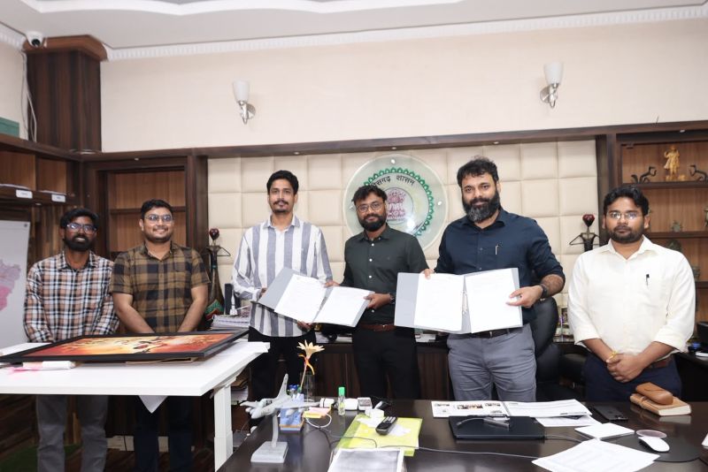 किताबी पढ़ाई से आगे बढ़ेंगे जशपुर के विद्यार्थी, अब स्कूलों में सीखेंगे भविष्य की तकनीक! जिला प्रशासन और एडु रोबोवर्स के बीच हुआ एमओयू, तीन सरकारी स्कूलों में AI, मशीन लर्निंग, कोडिंग और रोबोटिक्स की ट्रेनिंग; हर विद्यार्थी का बनेगा ‘स्टूडेंट टेक्नोलॉजी पासपोर्ट’