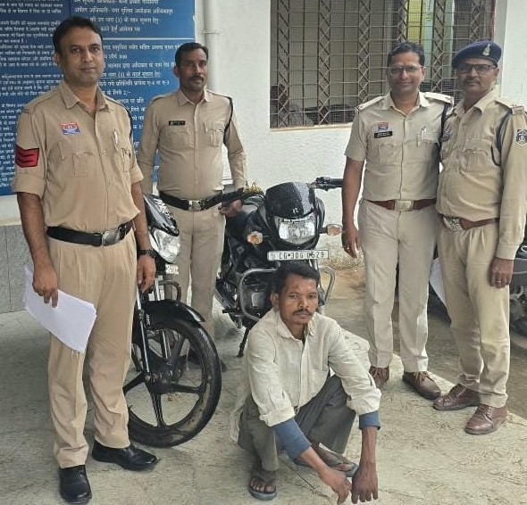 घर के सामने से एक बाइक गायब, स्कूल के पास से दूसरी चोरी… गांधीनगर पुलिस ने ऐसे सुलझाईं दो वारदातें, मुखबिर की सूचना और तकनीकी साक्ष्यों के आधार पर आरोपी गिरफ्तार