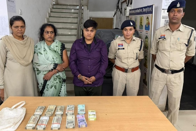 ब्याज चुकाने के बाद भी नहीं थमा कथित वसूली का दबाव! ब्लैंक चेक और कोरे स्टाम्प पेपर के जरिए धमकाने का आरोप, वैशालीनगर पुलिस ने दो महिलाओं को पकड़ा—डायरी, बैंक दस्तावेज और ₹3,79,900 नकद जब्त