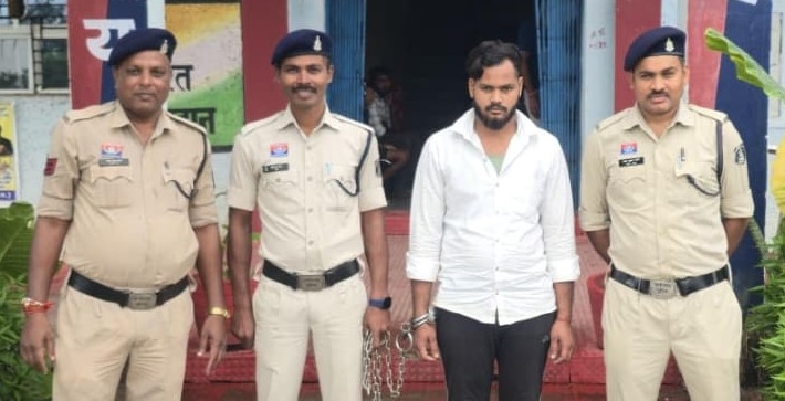 बैंक अधिकारी बनकर फोन किया, खाते की लिमिट बढ़ाने का झांसा दिया और उड़ाए ₹59,037! छत्तीसगढ़ पुलिस ने झारखंड के देवघर तक पहुंचकर दबोचा कथित साइबर ठग, ठगी में इस्तेमाल मोबाइल भी जब्त
