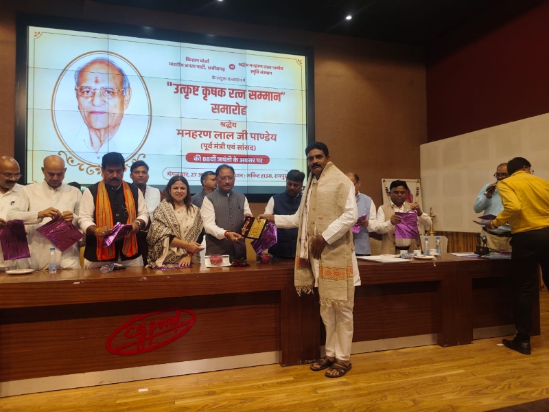 पारंपरिक खेती से आगे बढ़कर अपनाया कृषि विविधीकरण, अब मिला प्रदेशस्तरीय सम्मान! सारंगढ़ के खीरसागर पटेल ने पशुपालन और वैकल्पिक फसलों के दम पर बनाई अलग पहचान।