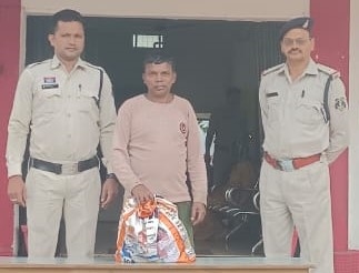 पहरिया के पास पुलिस की घेराबंदी, 7 लीटर अवैध महुआ शराब के साथ आरोपी गिरफ्तार! बलौदा पुलिस की कार्रवाई के बाद आरोपी न्यायिक रिमांड पर जेल भेजा गया।