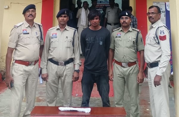 शव परीक्षण केंद्र के सामने हथियार लेकर घूमने की सूचना से मचा हड़कंप! पामगढ़ पुलिस की कार्रवाई में 27 वर्षीय युवक गिरफ्तार, कत्तानुमा हथियार जब्त।