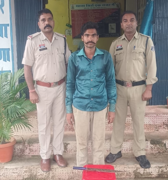 राधाकृष्ण चौक पर तलवार लेकर राहगीरों को डरा रहा था युवक! बिर्रा पुलिस ने घेराबंदी कर पकड़ा, आर्म्स एक्ट के तहत गिरफ्तार कर भेजा जेल।