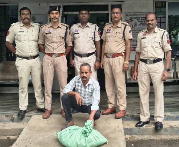 ग्राहक तलाश रहा था आरोपी, तभी पहुंच गई पुलिस! ‘ऑपरेशन आघात’ के तहत छोटे देवगांव में 5 किलो से अधिक गांजा जब्त, आरोपी न्यायिक रिमांड पर।