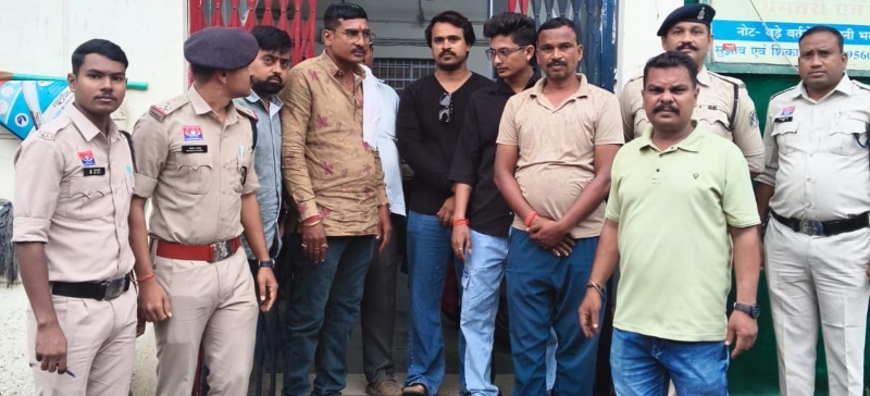 नवीन मार्केट के पास जुआ खेलने का वीडियो वायरल, गोलबाजार पुलिस ने की पहचान! छह आरोपी गिरफ्तार, मजिस्ट्रेट के आदेश पर केंद्रीय जेल भेजे गए।