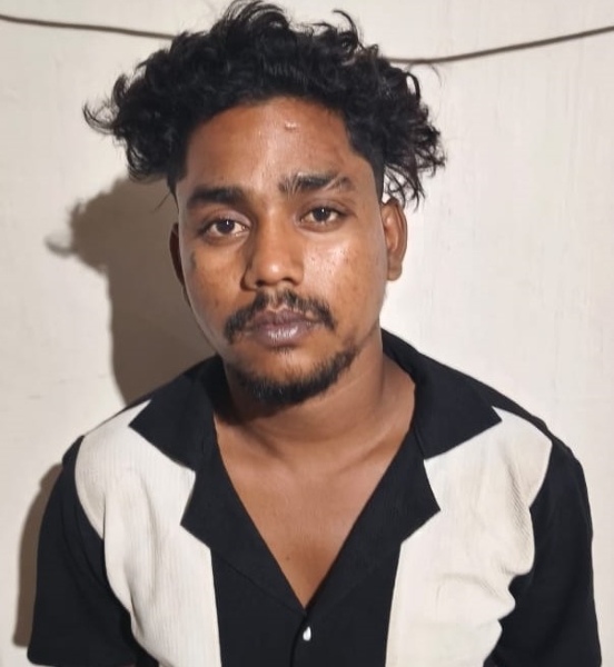 कॉलेज मोड़ के पास चाकू लहराकर राहगीरों को डरा रहा था युवक, तोरवा पुलिस ने घेराबंदी कर पकड़ा! धारदार चाकू जब्त, आरोपी प्रकाश पासी जेल भेजा गया।
