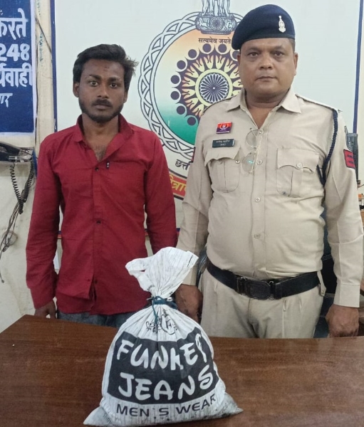 गांजा बेचने के लिए ग्राहक का इंतजार कर रहा था हिस्ट्रीशीटर, पुलिस ने घेराबंदी कर पकड़ा! पुरानी भिलाई में 1.150 किलो गांजा जब्त, कीमत करीब ₹60 हजार।